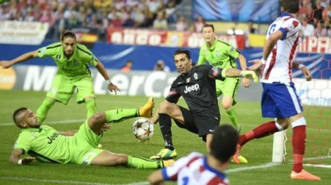拜仁4-0横扫马竞！欧冠“德西巅峰战”一边倒，凯恩两球