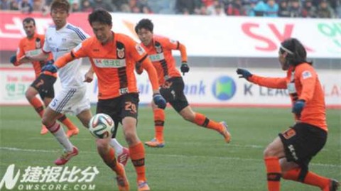 济州联主场2-0完胜十人水原三星，科斯塔续命三分