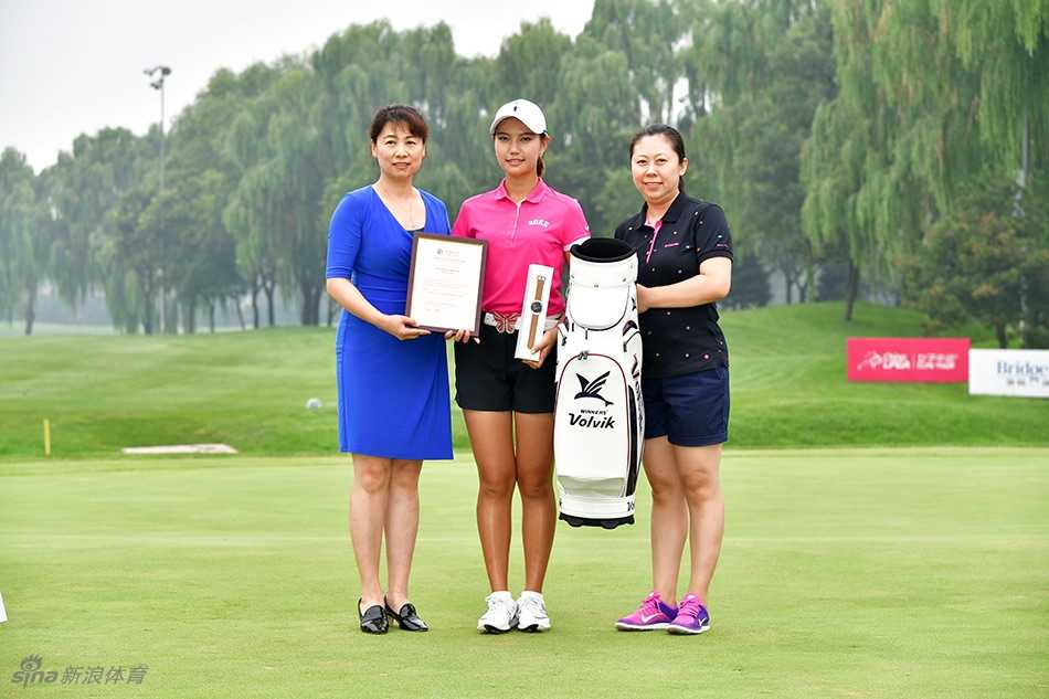 获奖球员大合影，陈纭萱手捧冠军奖杯居中而立，众球手笑容灿烂如夏花