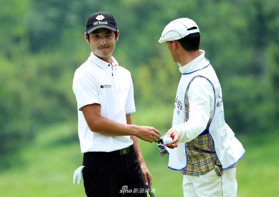 张蕙麟收杆瞬间身姿如松，球杆划出的弧线定格在湛蓝天空下