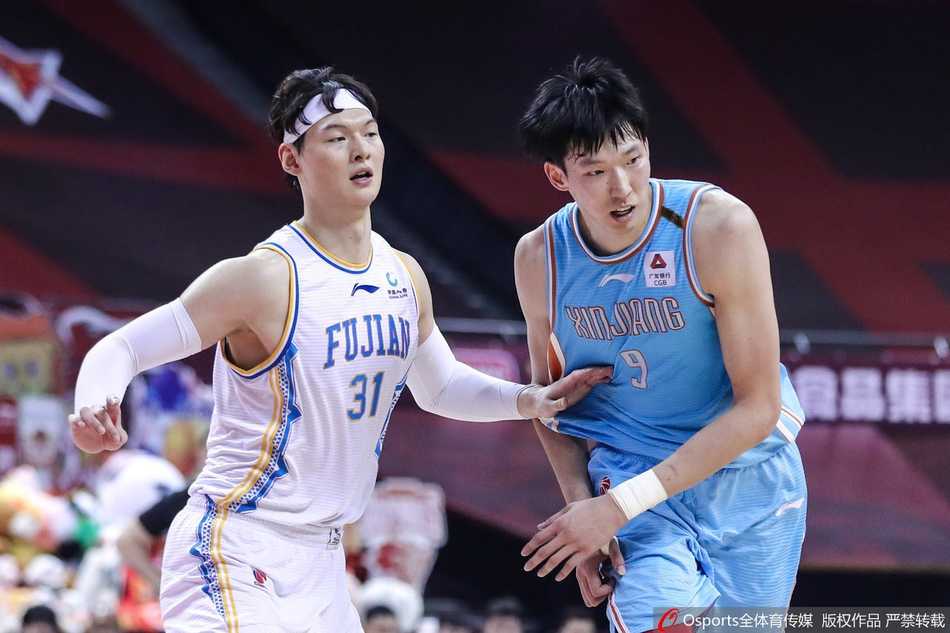 比赛结束后，王哲林与队友何重达击掌相庆，他们的脸上洋溢着胜利的喜悦，身后是失落的周琦，一张照片定格了这场比赛的悲喜两重天。