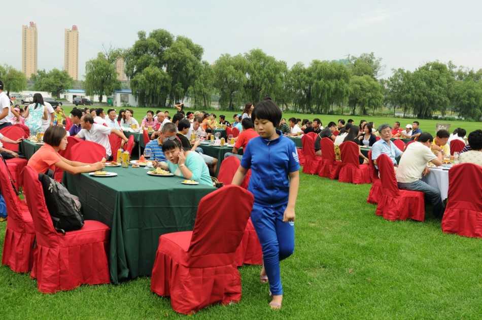 身着优雅礼服的组委会委员吴雯女士，在晚宴现场向球员与嘉宾们致以热情而鼓舞的欢迎辞。