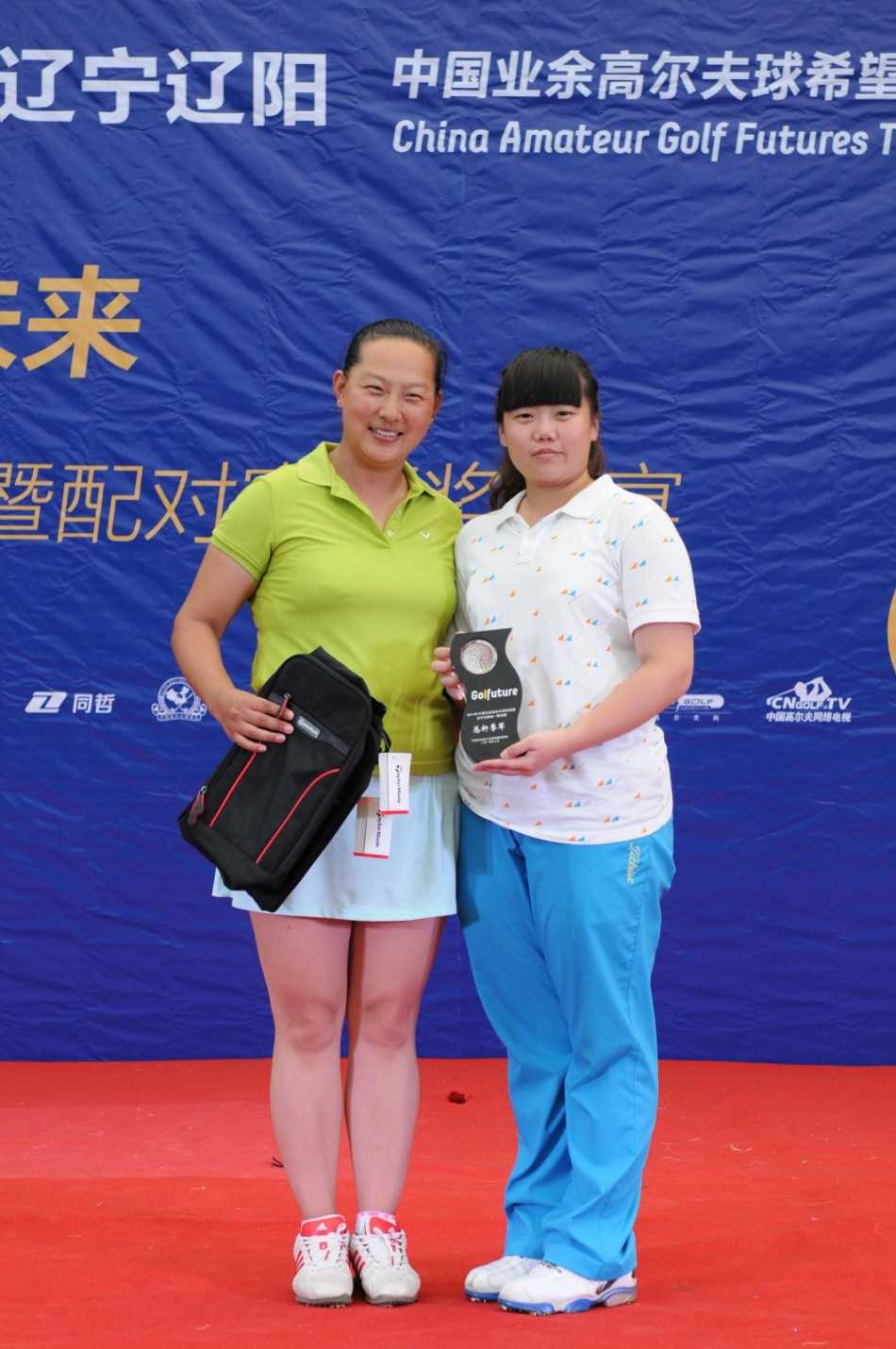 总杆季军得主们同样笑容灿烂，共同举起奖杯，庆祝这来之不易的团队胜利。