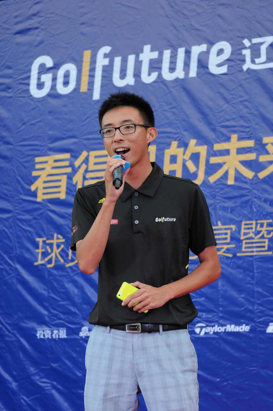 趣味盎然的“两人三足踢气球”比赛正在进行中，两位球员默契配合，奋力向前，引得现场欢声笑语不断。