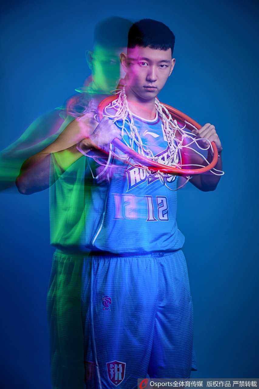 一名球员低身运球，身体重心压得极低，仿佛随时要冲破眼前的防线，球衣随着动作飘起，静默的画面中仿佛能听见篮球撞击地面的急促心跳声。