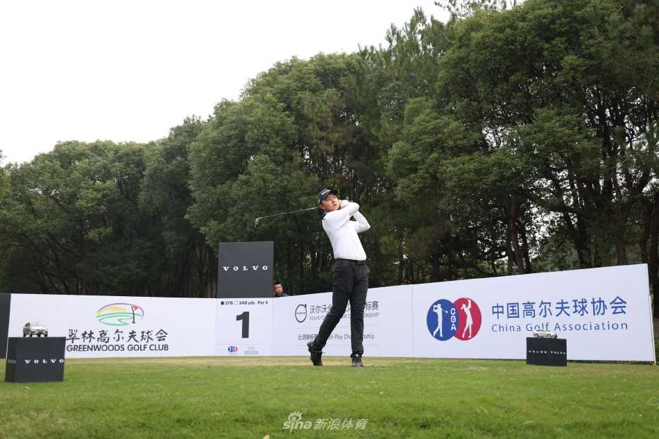 冠军匡洋优雅推杆瞬间，背景中的观众屏息凝神