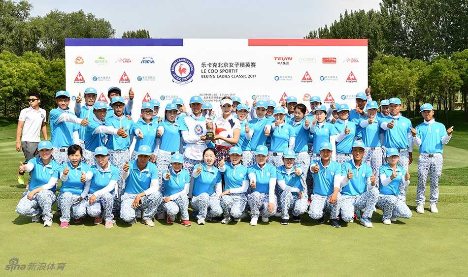 一杆进洞大奖得主欣喜若狂，这是高尔夫赛场上最幸运的惊喜时刻