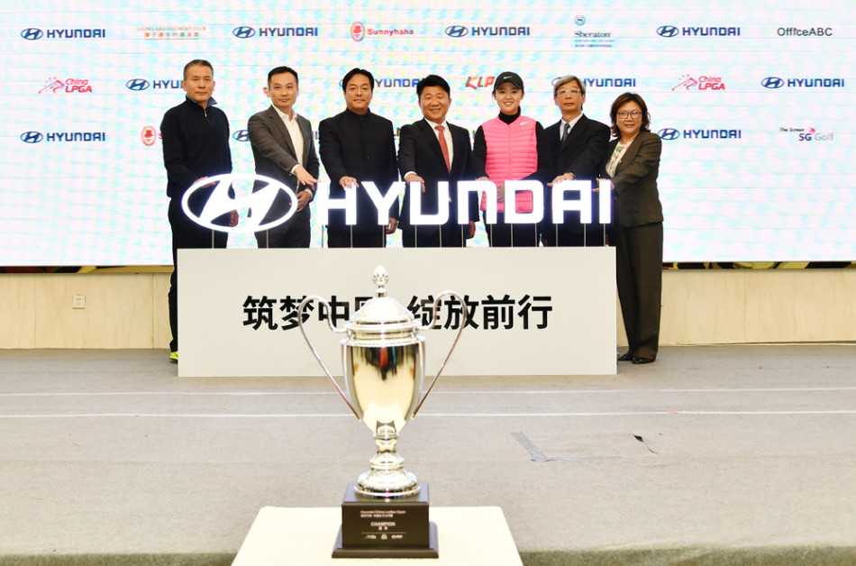 球员代表冯思敏面带微笑自信发言，她是中国女子高尔夫新生力量走向国际舞台的缩影。