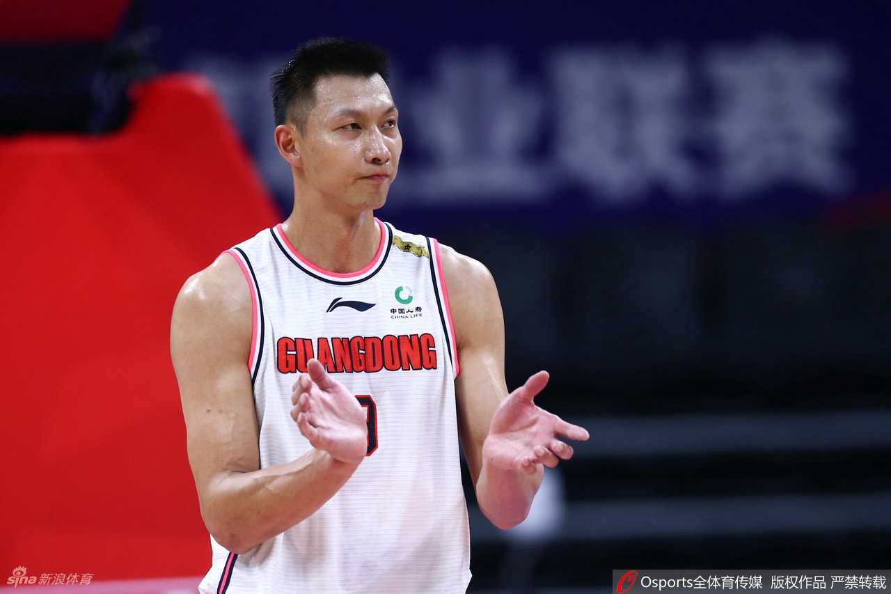 广东队长周鹏在山东内线群中高高跃起，以一记势大力沉的单手劈扣点燃全场，展现老将不屈斗志