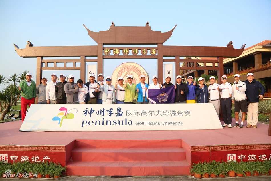 赛前，庞大的参赛队伍在开球仪式上集体合影，彩色的帽子汇成欢腾的海洋，每个人脸上都洋溢着对赛事的期待。