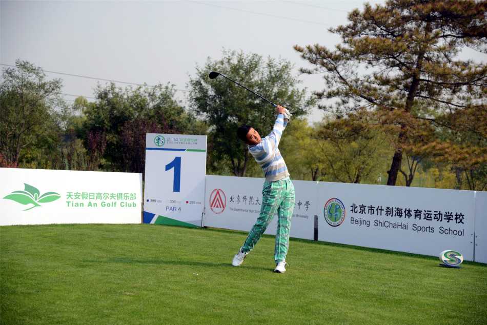 北师大附属实验中学李嘉军专注开球，年轻的脸庞上写满认真，展现新生代球员的潜力。