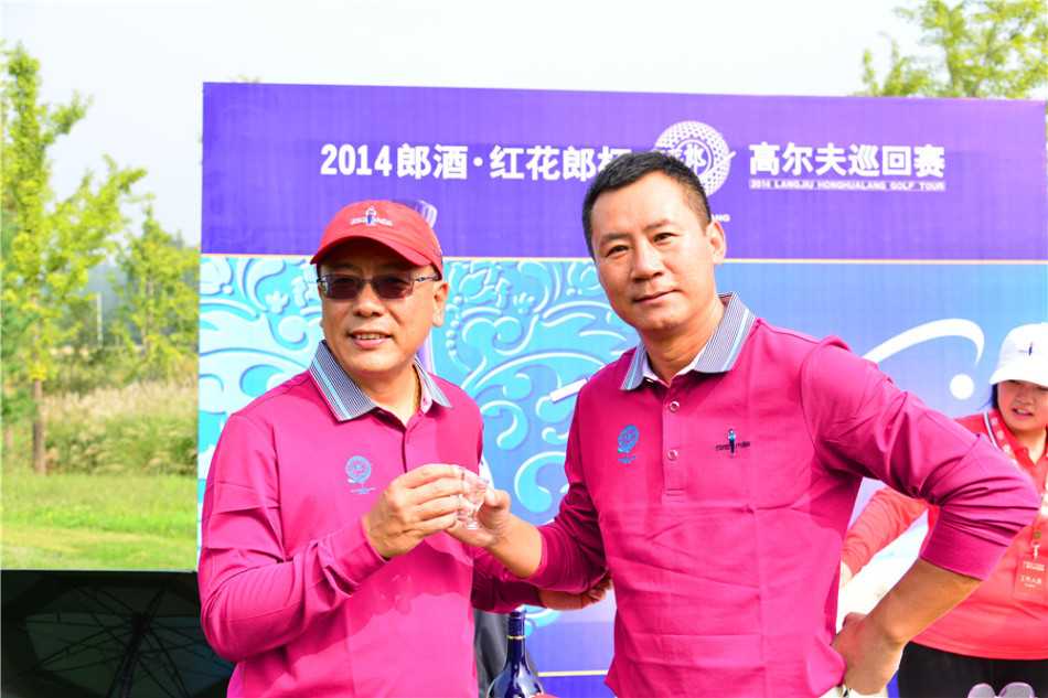 宾主尽欢，众人举杯畅饮青花郎，笑容洋溢共庆美好时刻