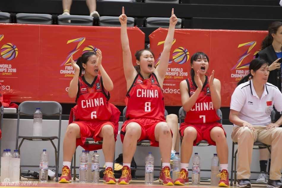 在场上队员围成一圈，韩旭伸出手拍打着队友的后背，用坚定的眼神和动作鼓舞着全队士气