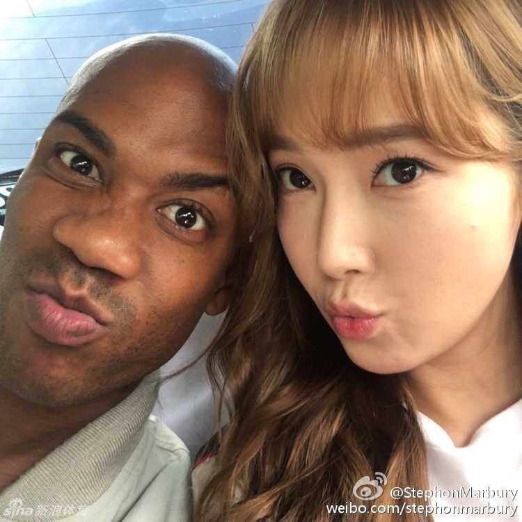 在忙碌的电影拍摄工作中，马布里与郑秀妍并肩站立，两人的颜值在镜头前显得无懈可击，老马的表情认真又带点呆萌，郑秀妍则露出甜美的微笑，画面和谐而美好。