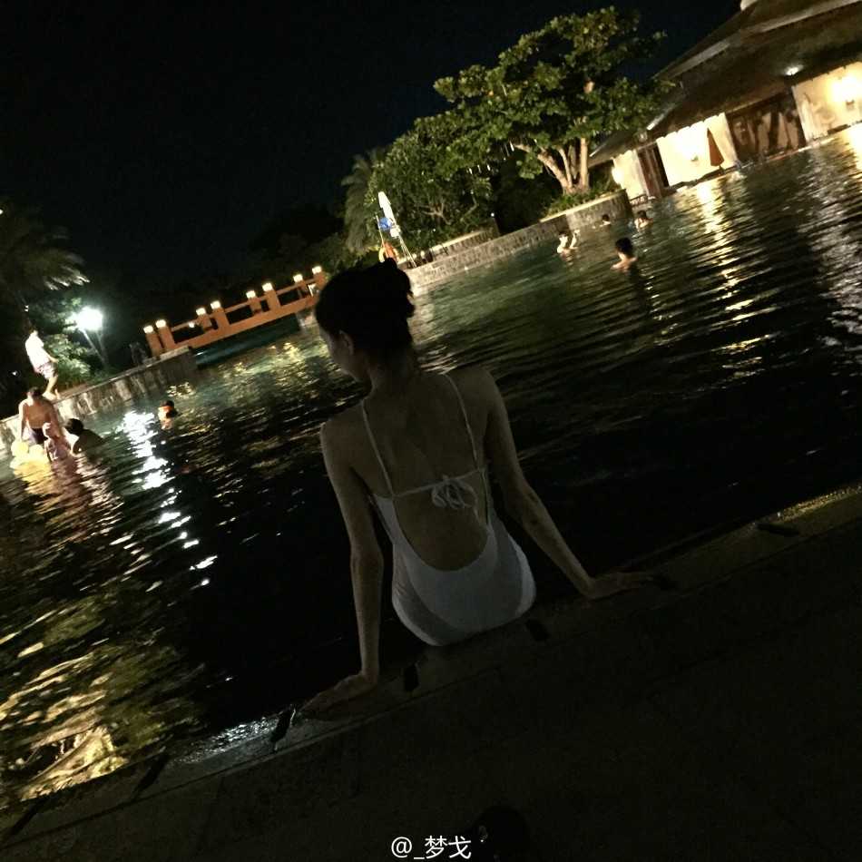 她与首钢吉祥物霹雳鸭亲密依偎，霹雳鸭憨态可掬地摆出招牌动作，一人一鸭的互动充满了童趣与温情，仿佛是相识多年的老友