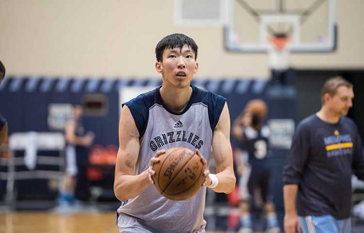 周琦在三分线外从容出手，篮球在空中划过一道优美的弧线，他柔和的手感让这次投篮看起来轻松写意。