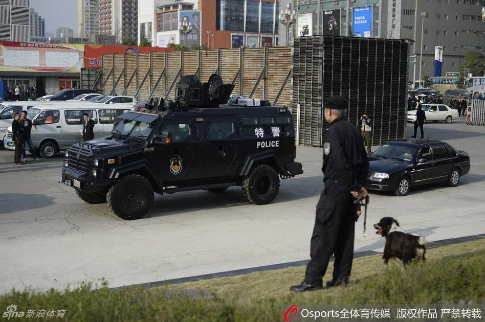 严阵以待的安保人员排成一列，背对赛场，面向观众，他们的背影如同坚实的屏障，守护着场内的欢呼与激情。