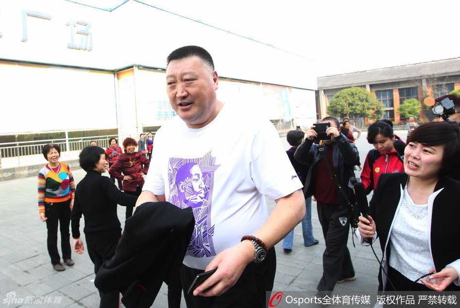走廊里挤满了扛着长枪短炮的记者，杨学增指导在安保人员的协助下艰难穿行，闪光灯此起彼伏，记录下他这一刻严肃而匆忙的神情。