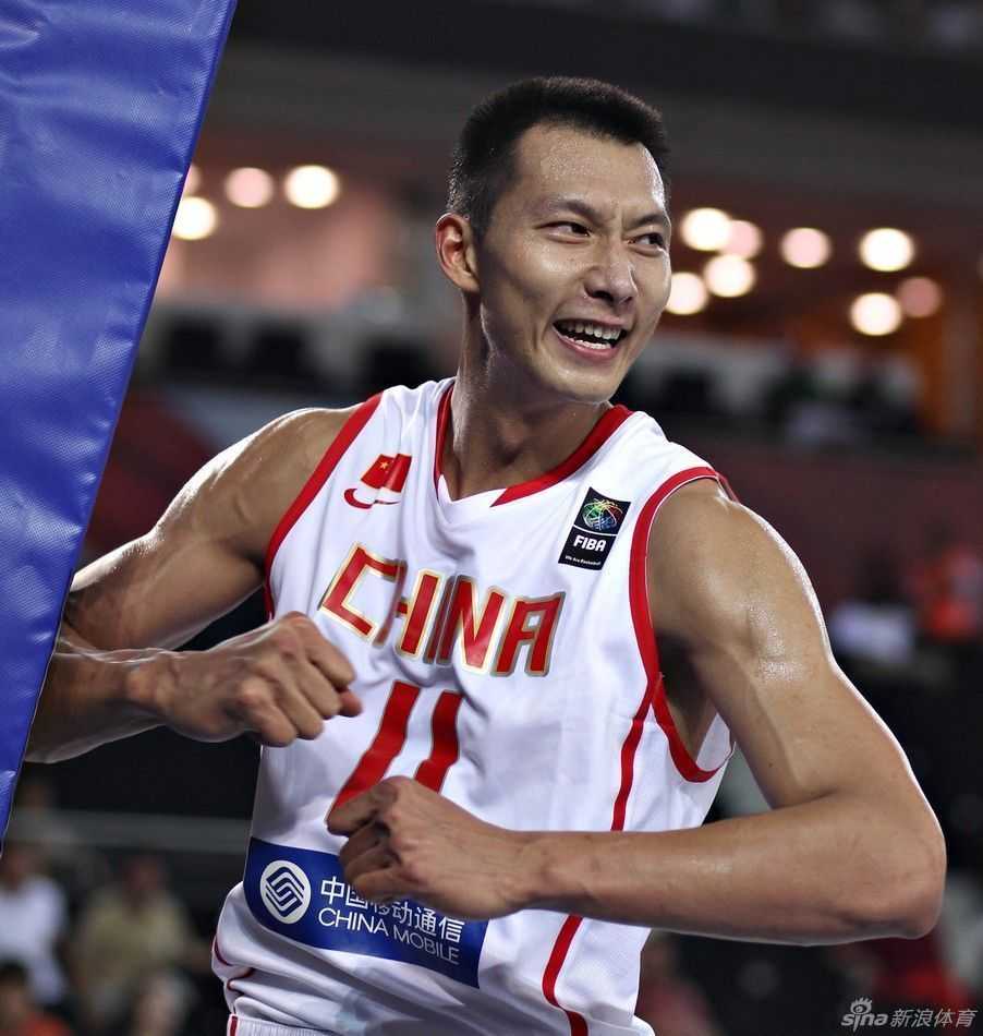 转会华盛顿奇才后，易建联在篮下卡位抢板，身披奇才战袍的他依然拼劲十足，每一次争抢都倾尽全力，展现了职业球员的坚韧本色。