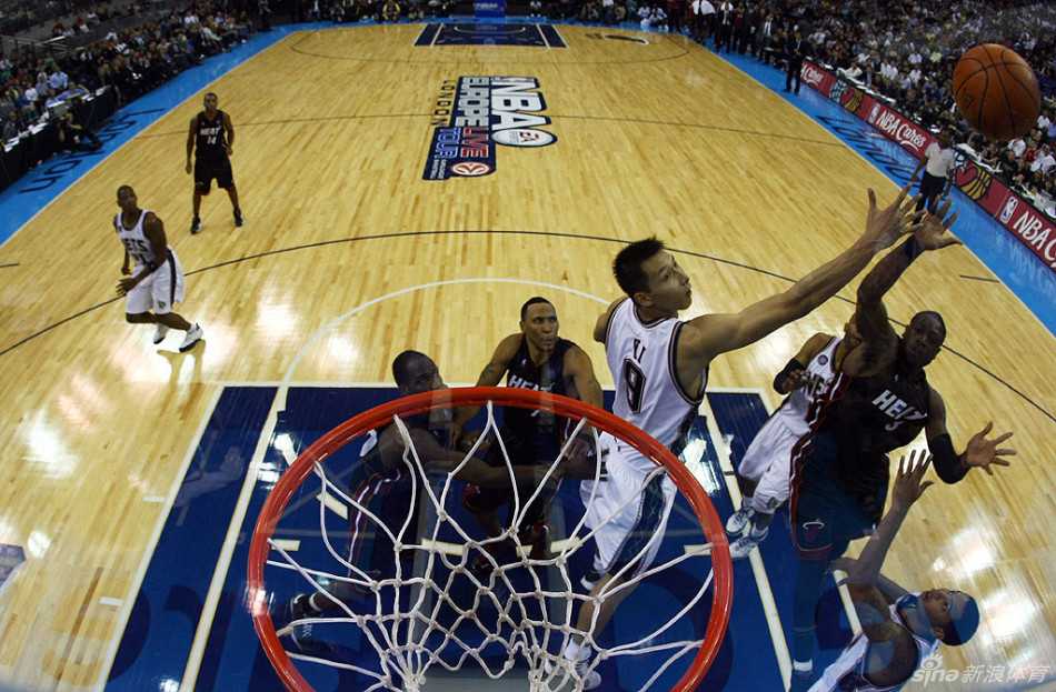 易建联28岁生日会上，爱妻温柔地献上精美的生日蛋糕，阿联露出难得一见的幸福笑容，温馨的氛围让人看到铁血男儿也有柔情时刻。