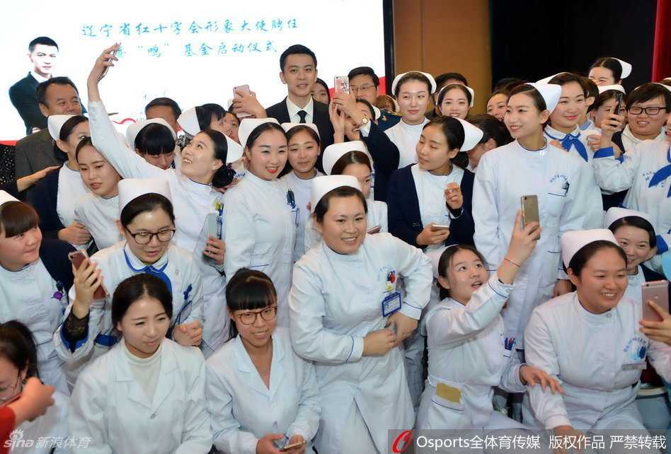 杨鸣身着笔挺西装亮相辽宁省红十字会活动，尽显绅士风度与偶像魅力