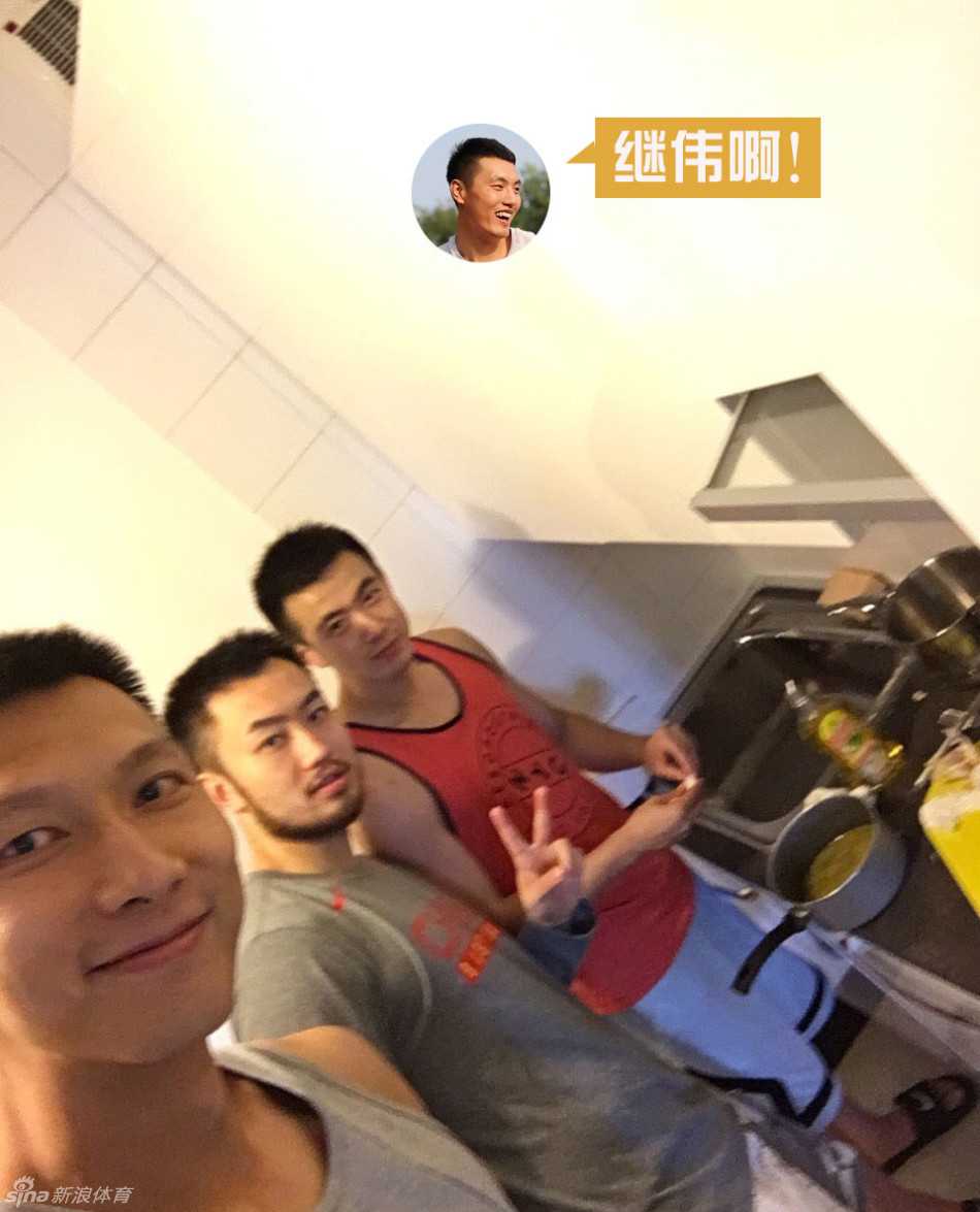 一碗简单的泡面，热气腾腾，它虽然朴素，却在无数个训练结束后的深夜或赶赴客场的途中，填饱过运动员们疲惫的身体。