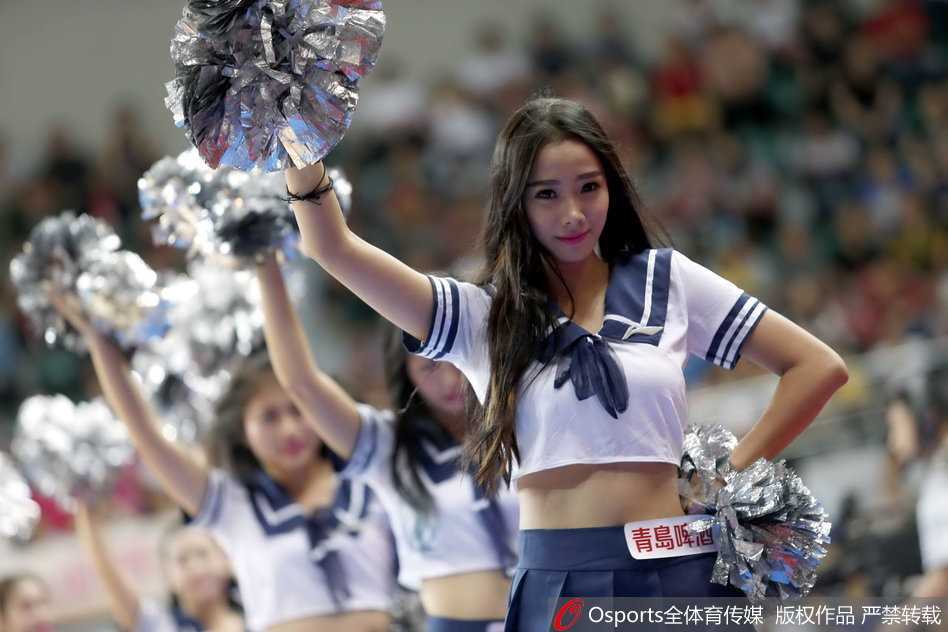 福建主场啦啦宝贝们面带灿烂微笑，身着靓丽短裙制服，在赛场中央摆出充满活力的开场pose，瞬间点燃全场热情。