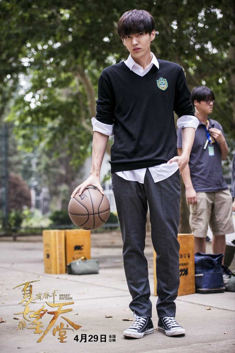 昏黄路灯下，吴亦凡饰演的夏木独自运球，修长的身影与篮球构成一幅孤寂而坚定的青春画面