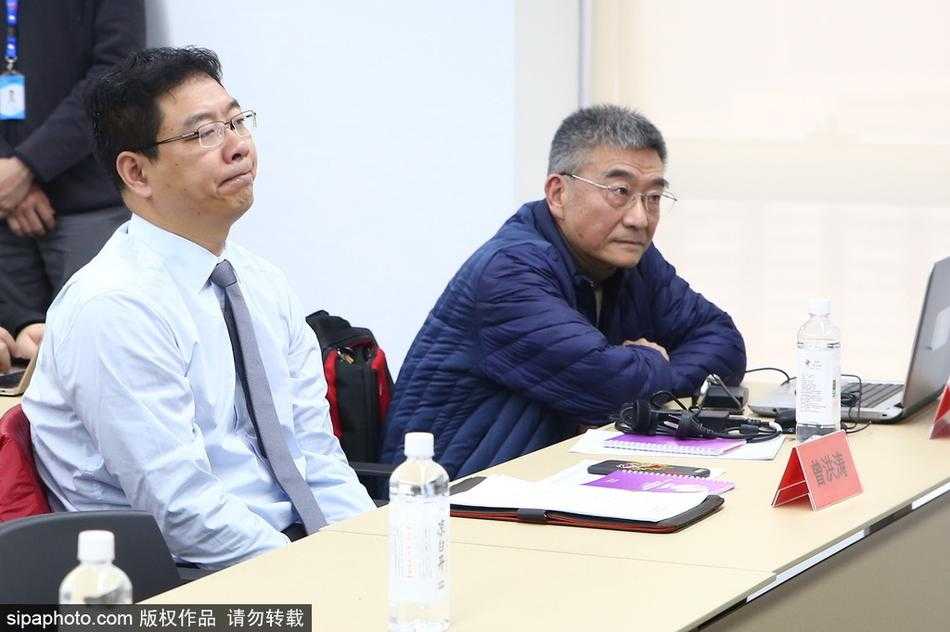 在聚光灯的照耀下，CBA公司竞赛总经理张雄正手持数据板，目光坚定地向媒体们解读着新赛季前五轮联赛的精彩数据与变化，神情专注而专业。