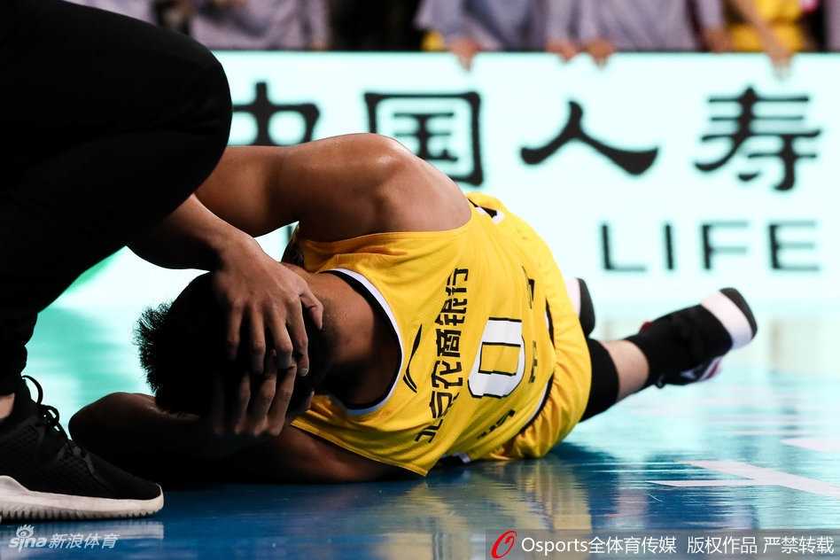 北京北控主帅丁伟情绪失控，他满脸通红地冲进场内，右手高高举起指向裁判，愤怒地咆哮着表达不满。