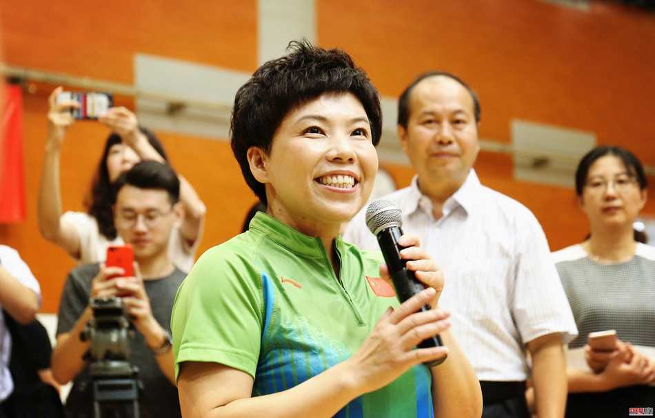 一场混合双打激战正酣，乒乓球在球网上方划过弧线，球台两侧无论是站立的选手还是轮椅上的选手，眼神中都闪烁着同样的专注与快乐