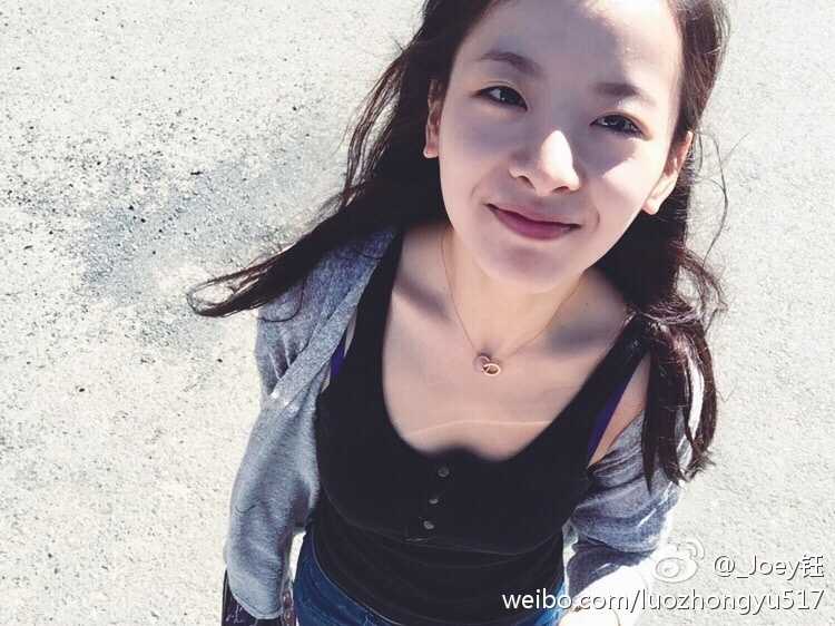 孙桐林女友身穿休闲家居服，神态慵懒随意，不经意间流露出的温柔气息，完美展现了冠军背后的温柔力量