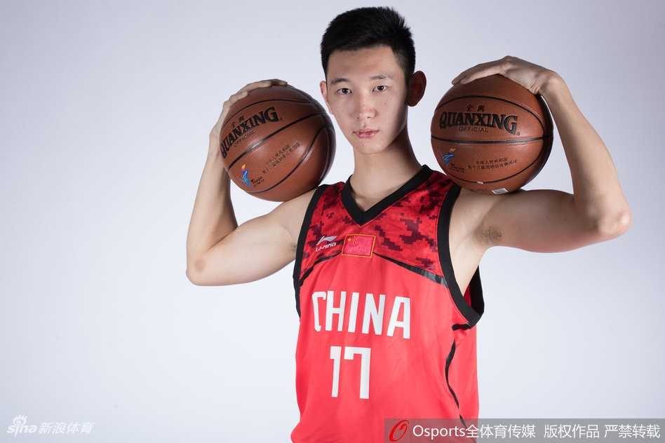 韩霈瑜在防守端送出一记震撼全场的排球大帽，被盖掉的篮球还在空中飞舞，他已经握紧拳头，面部肌肉紧绷，发出一声怒吼，霸气十足。