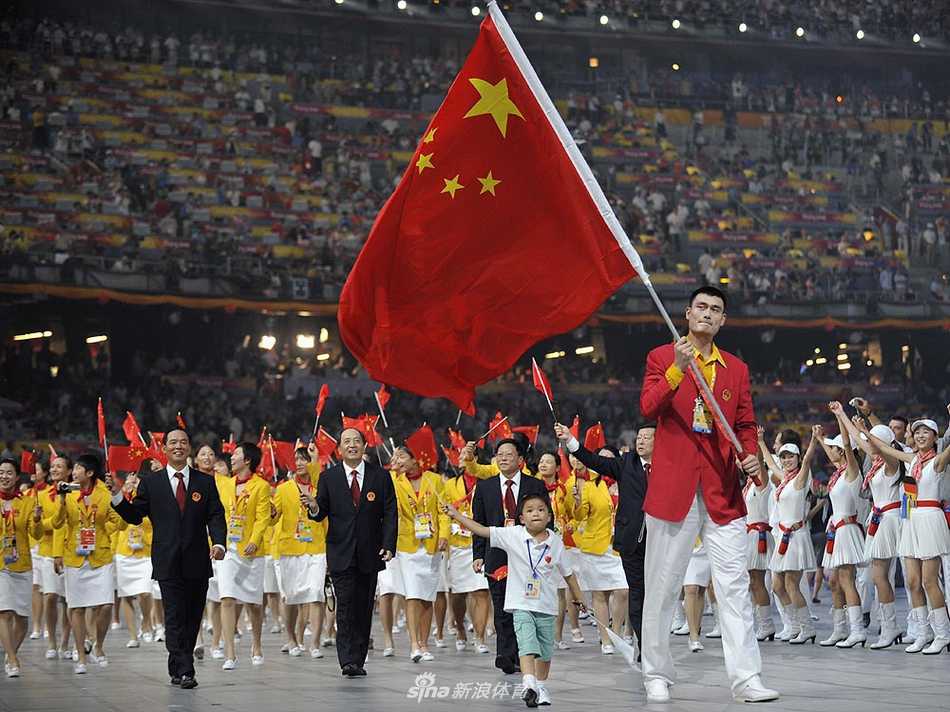 历史性的握手！镜头记录下姚明与前NBA总裁大卫·斯特恩的瞬间，这位来自东方的巨人打开了通往世界顶级篮球联赛的大门，书写了体育文化交流的传奇篇章。