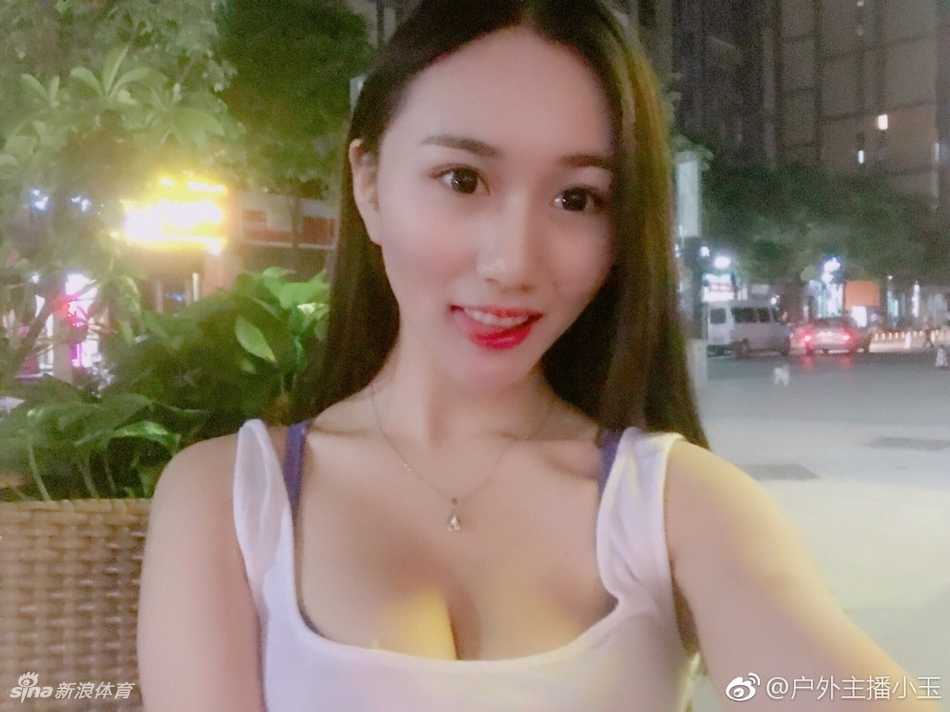 户外主播小玉自信满满地站在阳光下的篮球场上，正准备进行投篮练习，身姿挺拔，成为球场上一道亮丽的风景线。