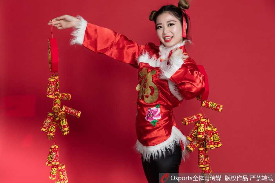篮球宝贝们身着一袭火红民俗盛装，笑靥如花，在镜头前灵动跳跃，仿佛将新春的喜庆与活力一同定格。