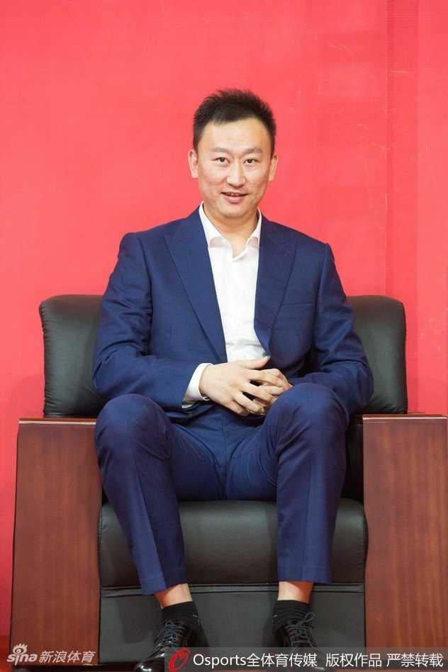 球队核心吴前手持新赛季战袍，神情坚定，作为浙江篮球的领军人物，他将在新赛季承担起更多的责任与期待。