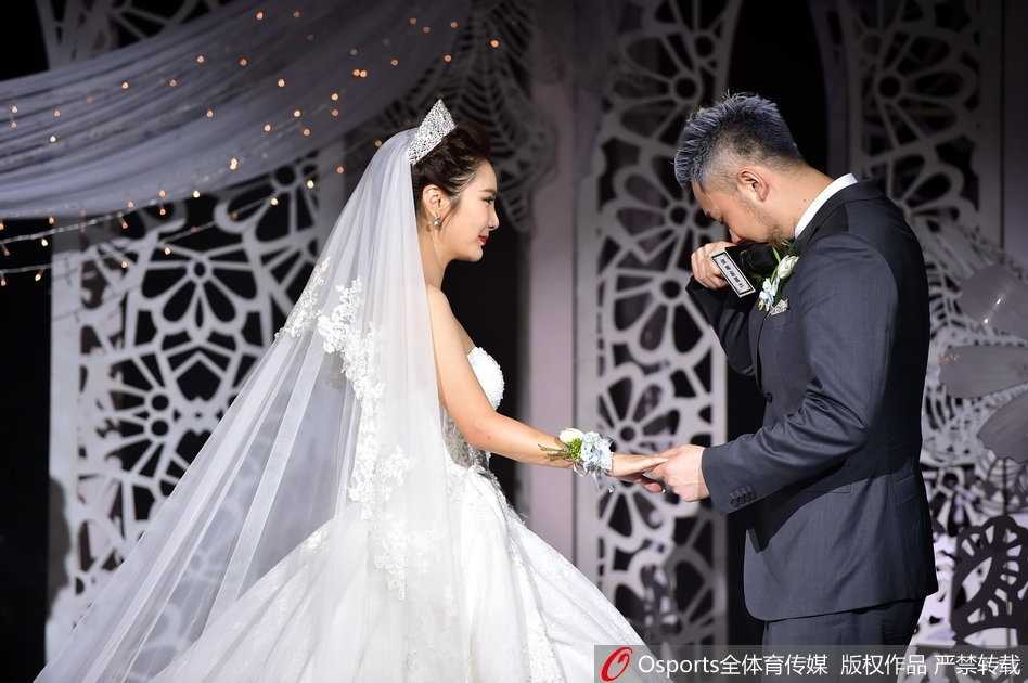 铁汉柔情，睢冉在婚礼现场被感动到哽咽，眼眶泛红不停擦拭泪水