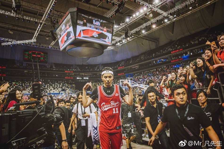 即便在多人包夹防守下，吴亦凡依然努力护球寻找传球路线，篮球场上拼搏到底的精神在他身上体现得淋漓尽致