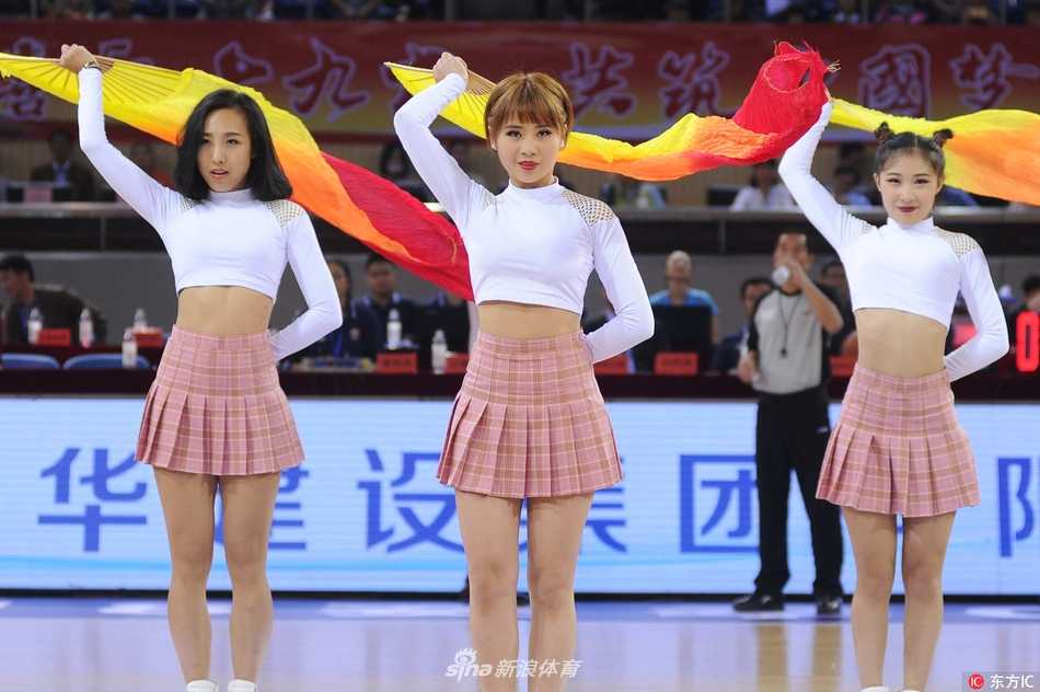 活力无限的篮球宝贝扎着清爽马尾，身着亮蓝色短裙套装，在赛场中央随着节拍尽情舞动，露出健康的小蛮腰，笑容极具感染力。