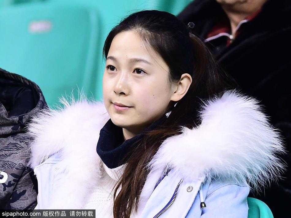 散场后，一位美女球迷在通道内回眸，眼神中带着一丝不舍。身后是渐渐散去的人群，而她仿佛还在回味刚才那场激烈的对决，令人不禁期待她下一次的到来。