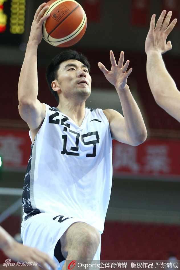 魔兽归来，李晓旭在吉林内线群中旱地拔葱，用标志性的二次进攻将球补进篮筐，霸气尽显。