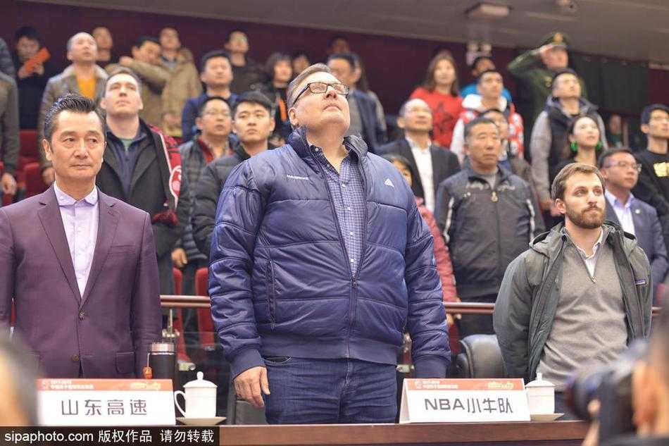 看台之上，小尼尔森目光如炬，紧盯着场上飞奔的丁彦雨航，手中的笔随时准备记录下每一个闪光瞬间。