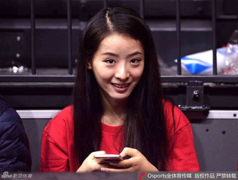 赛场上孙桐林刚完成一次精彩的篮下强攻，身体还在对抗中舒展，脸上露出坚定的神情，仿佛在向对手宣告内线主权。