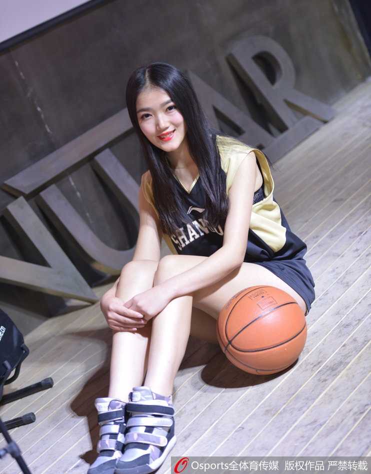 比赛结束后，这位女球迷在场边流连忘返，高腰牛仔裤搭配简约白T，身材比例极佳。她眼中闪烁的光芒，是对球队未来无限的期许和支持。